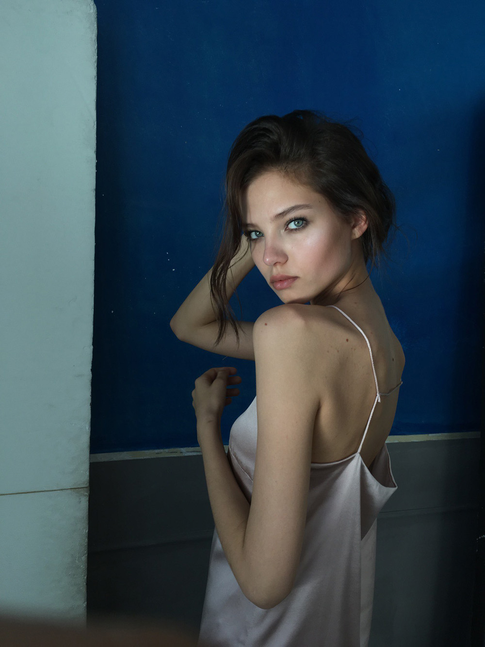 Alesya Kafelnikova Women Model Brunette Looking Over Shoulder Blue Eyes Russian 