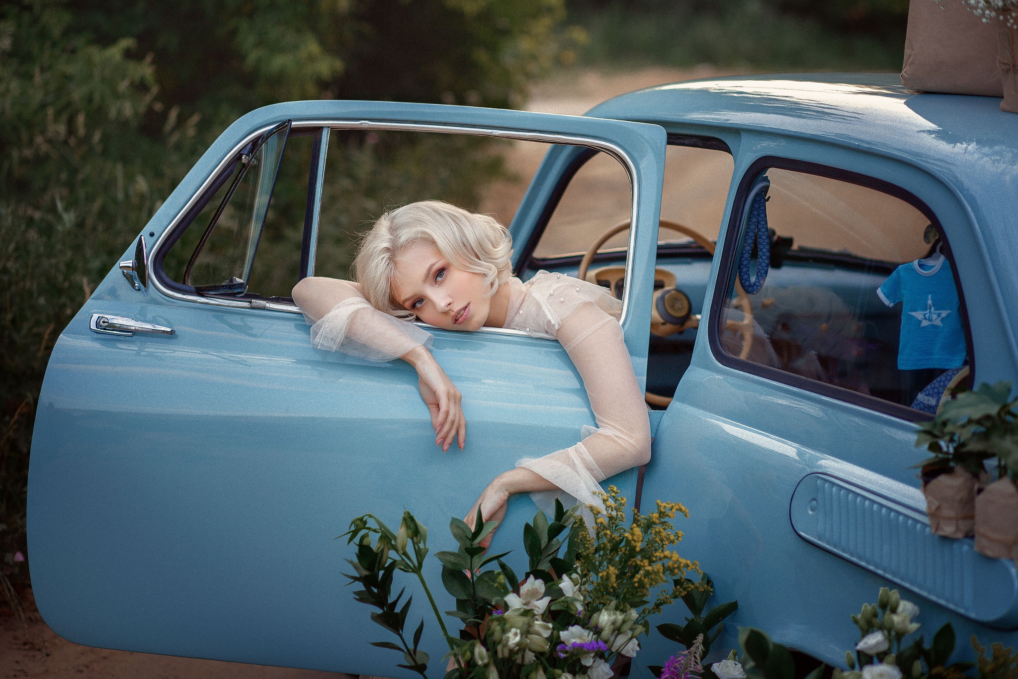Другая женщина алиса. Алиса Тарасенко. Alice Tarasenko Алиса Тарасенко модель. Фотосессия с голубой машиной. Блондинка и автомобиль.