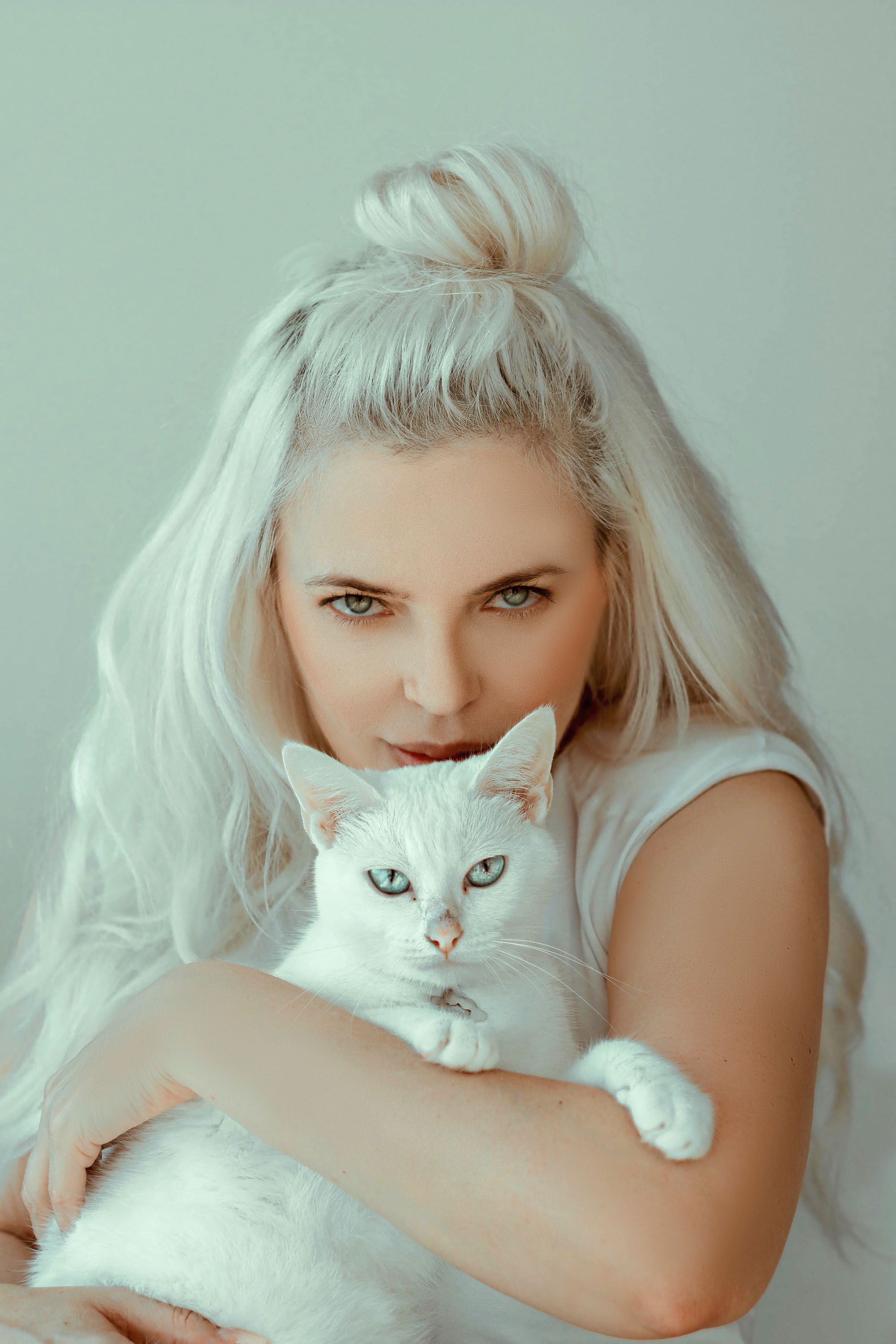 People 2000x3000 cats women T-shirt white tops blonde women with cat feline mammals animals simple background studio portrait