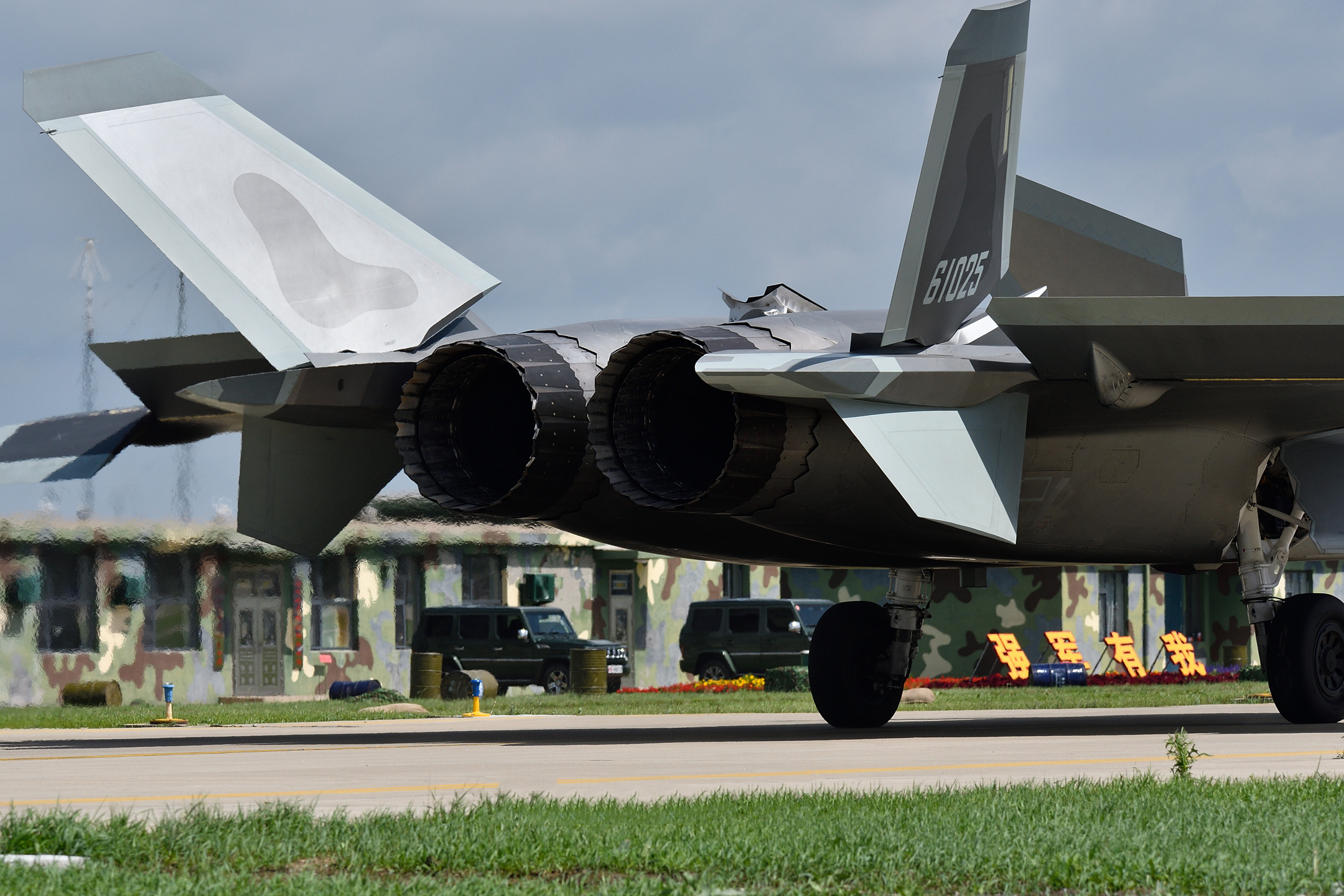 General 2160x1440 PLAAF Chengdu J-20 military military aircraft military vehicle clouds grass rear view Chinese aircraft