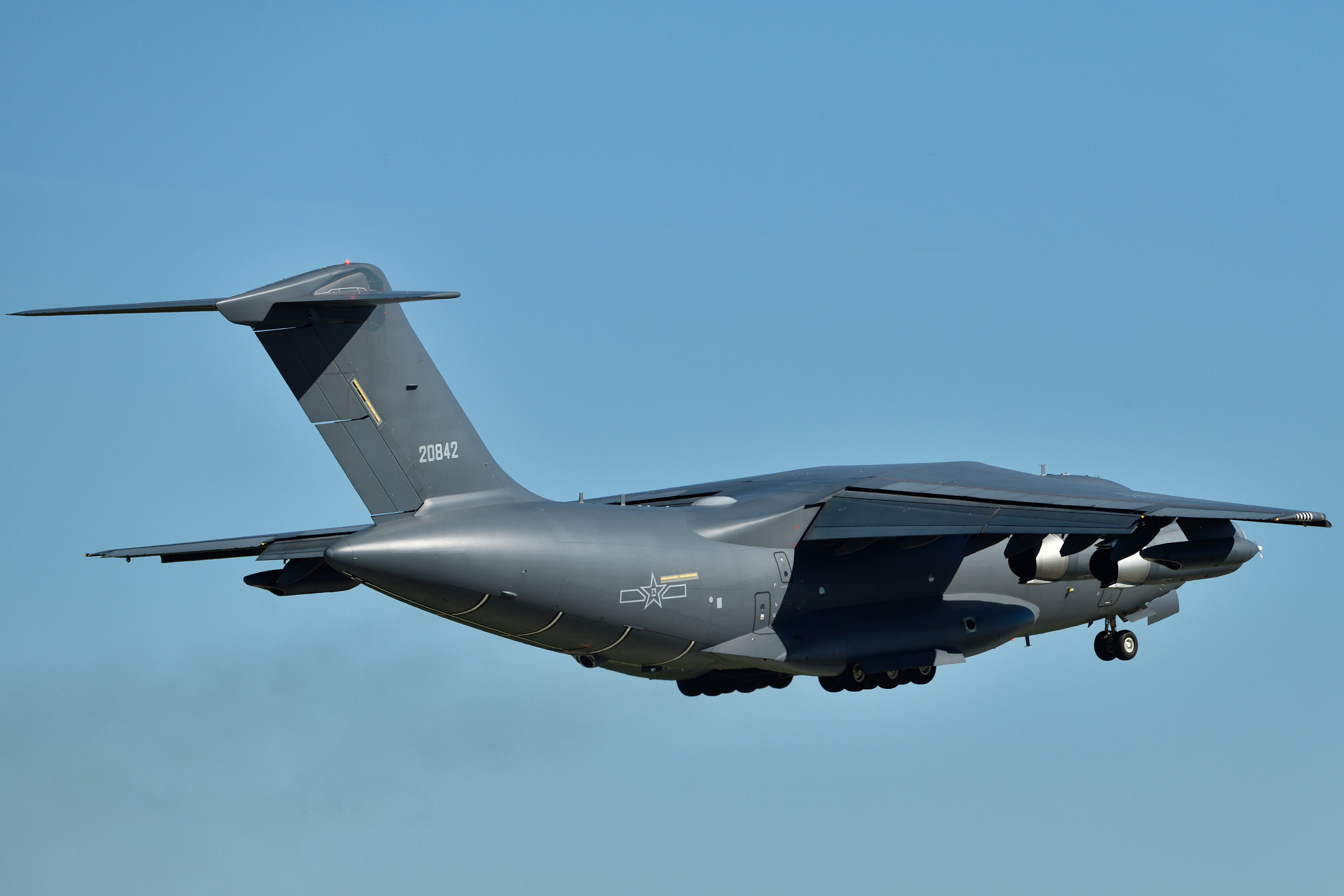 General 2160x1440 PLAAF military aircraft military vehicle simple background flying minimalism sky Xian Y-20