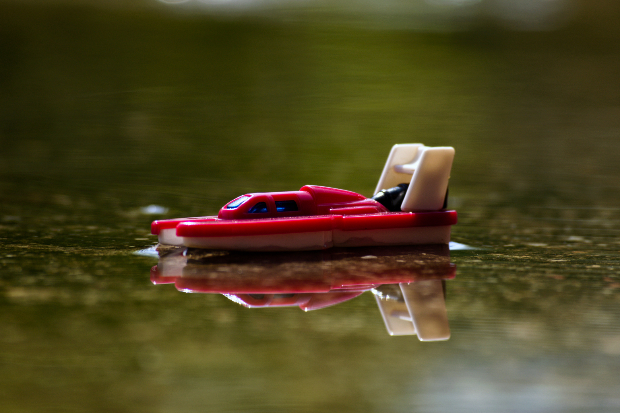 General 2160x1440 toys reflection water minimalism simple background