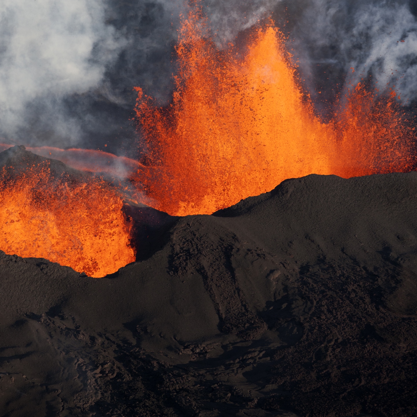 General 1440x1440 volcano eruption lava nature smoke