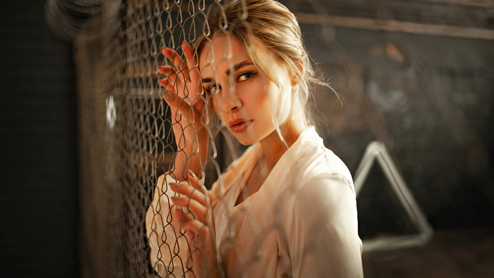 People 1920x1080 women blonde closeup focused looking at viewer face juicy lips closed mouth depth of field fence short hair backlighting painted nails