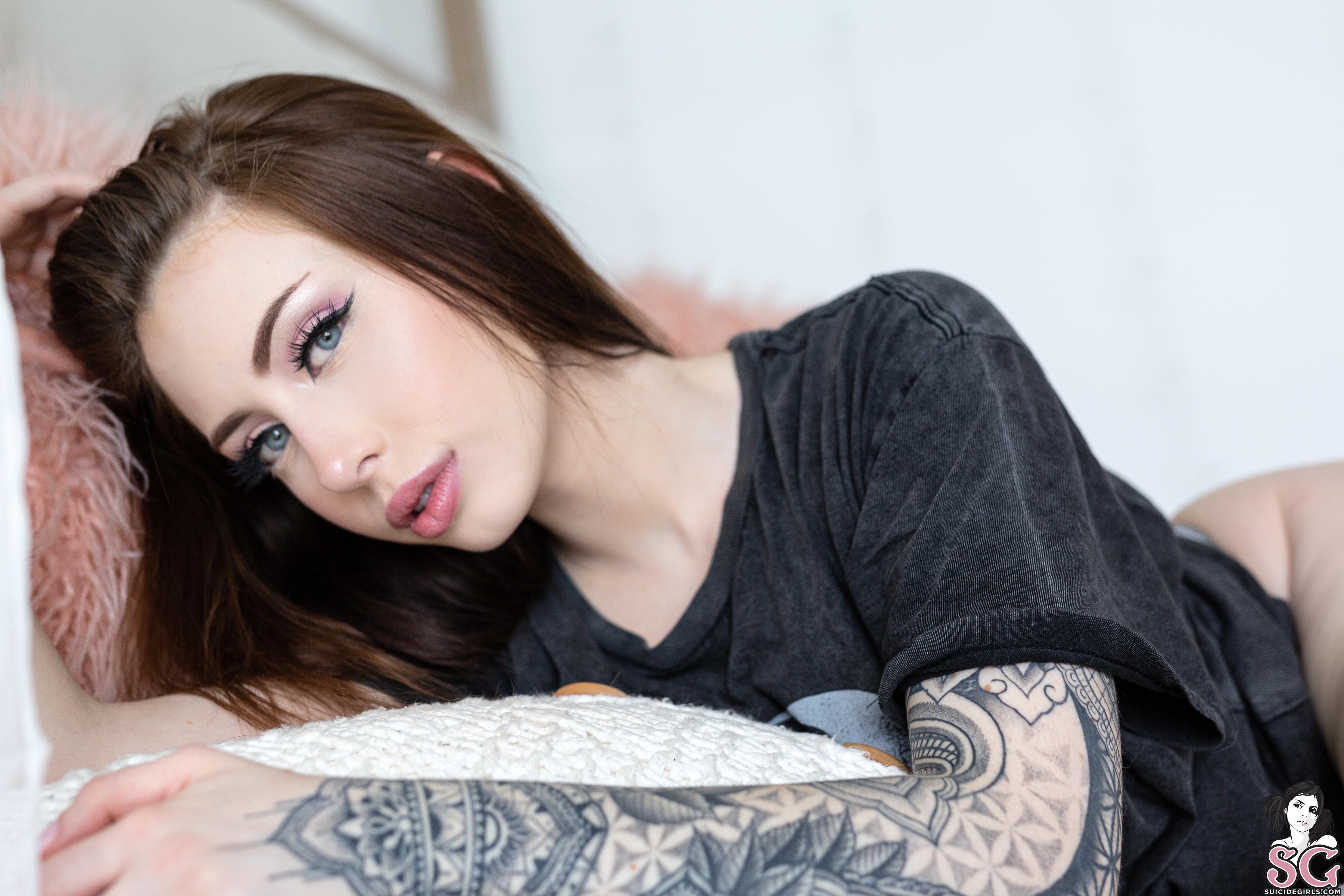 People 3600x2400 Elise Laurenne women model brunette long hair looking at viewer eyeliner sensual gaze parted lips bokeh lying on front T-shirt face pink lipstick tattoo inked girls indoors women indoors Suicide Girls watermarked closeup
