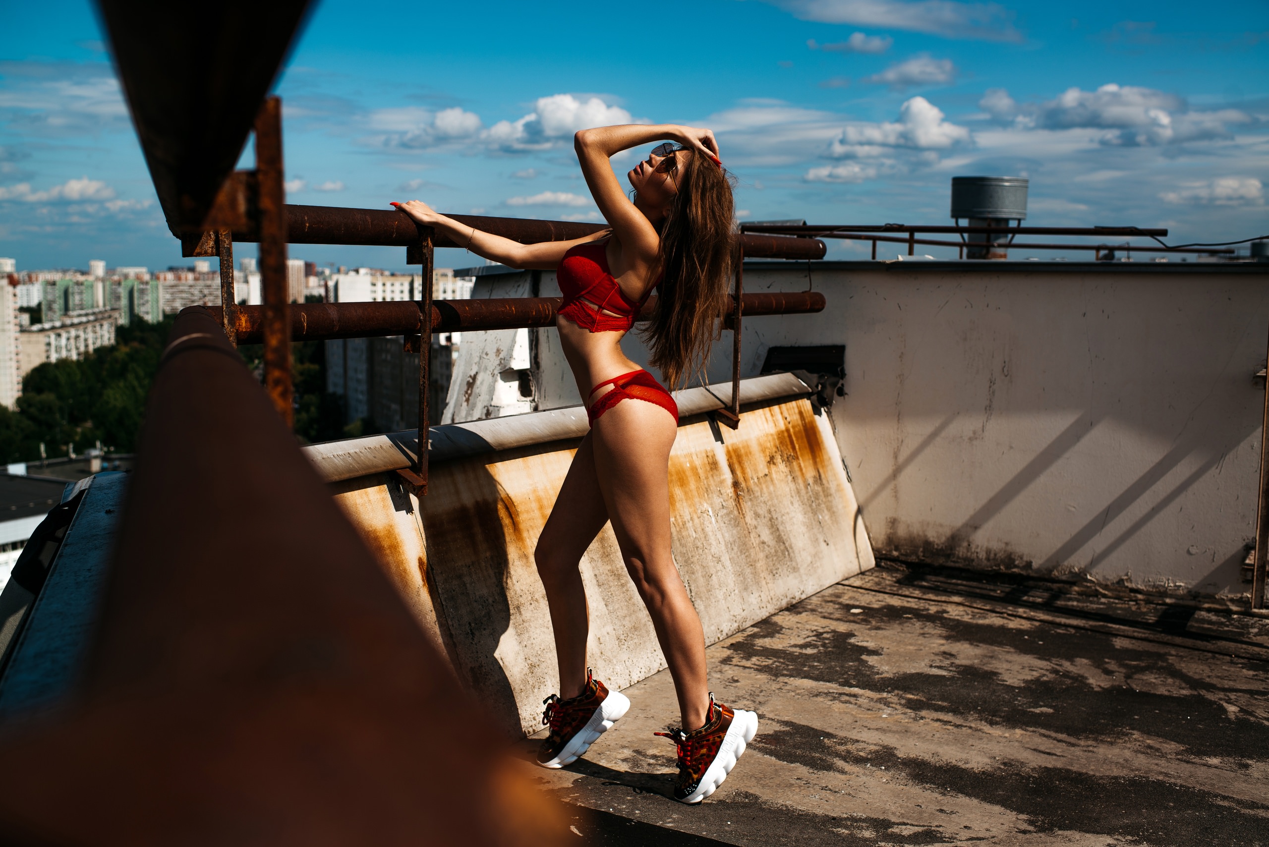 People 2560x1709 women sunglasses rooftops sneakers ass brunette ribs red nails red lingerie sky clouds