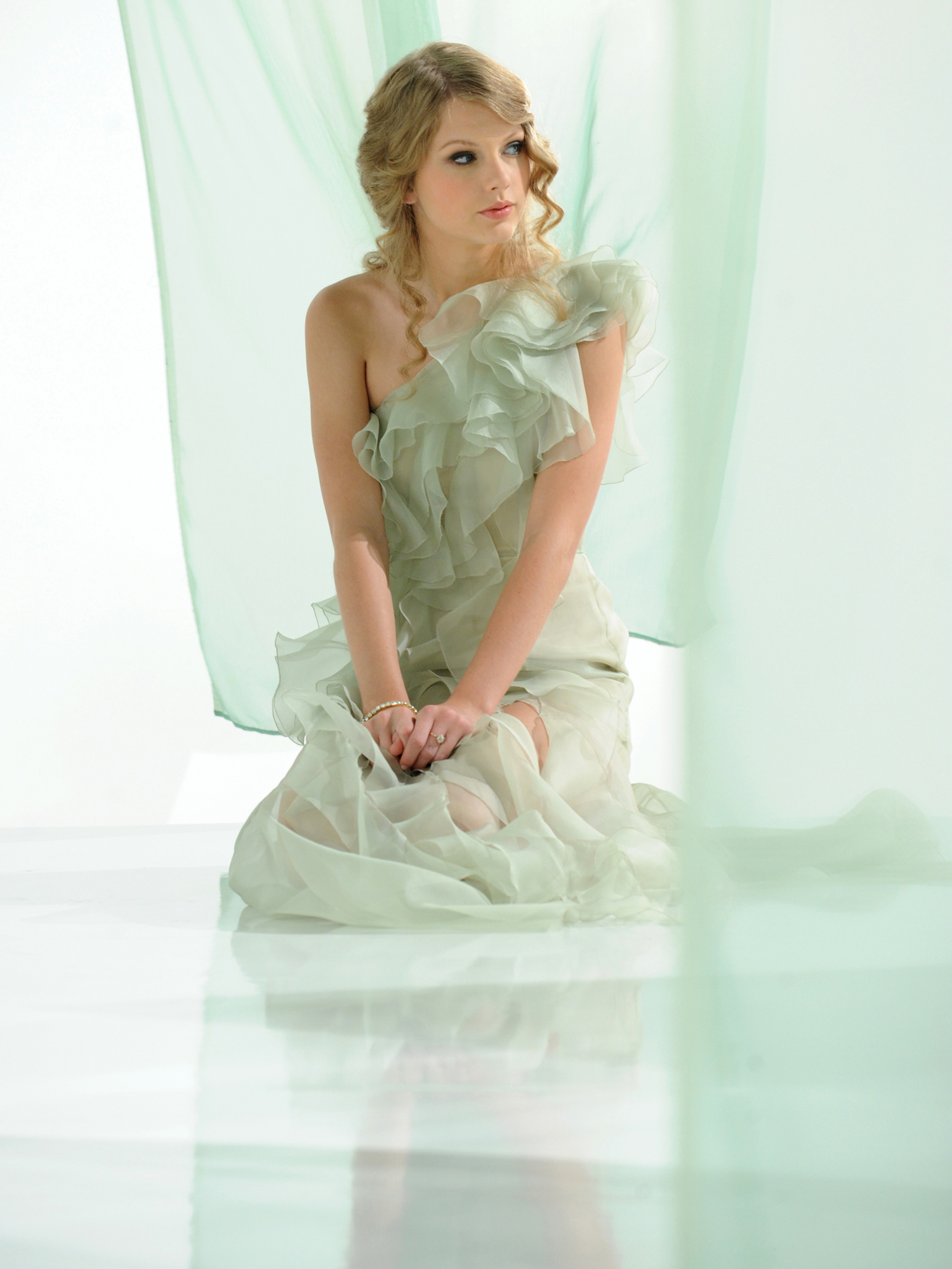 People 1500x1999 Taylor Swift women singer blonde blue eyes long hair curly hair kneeling reflection green dress looking away