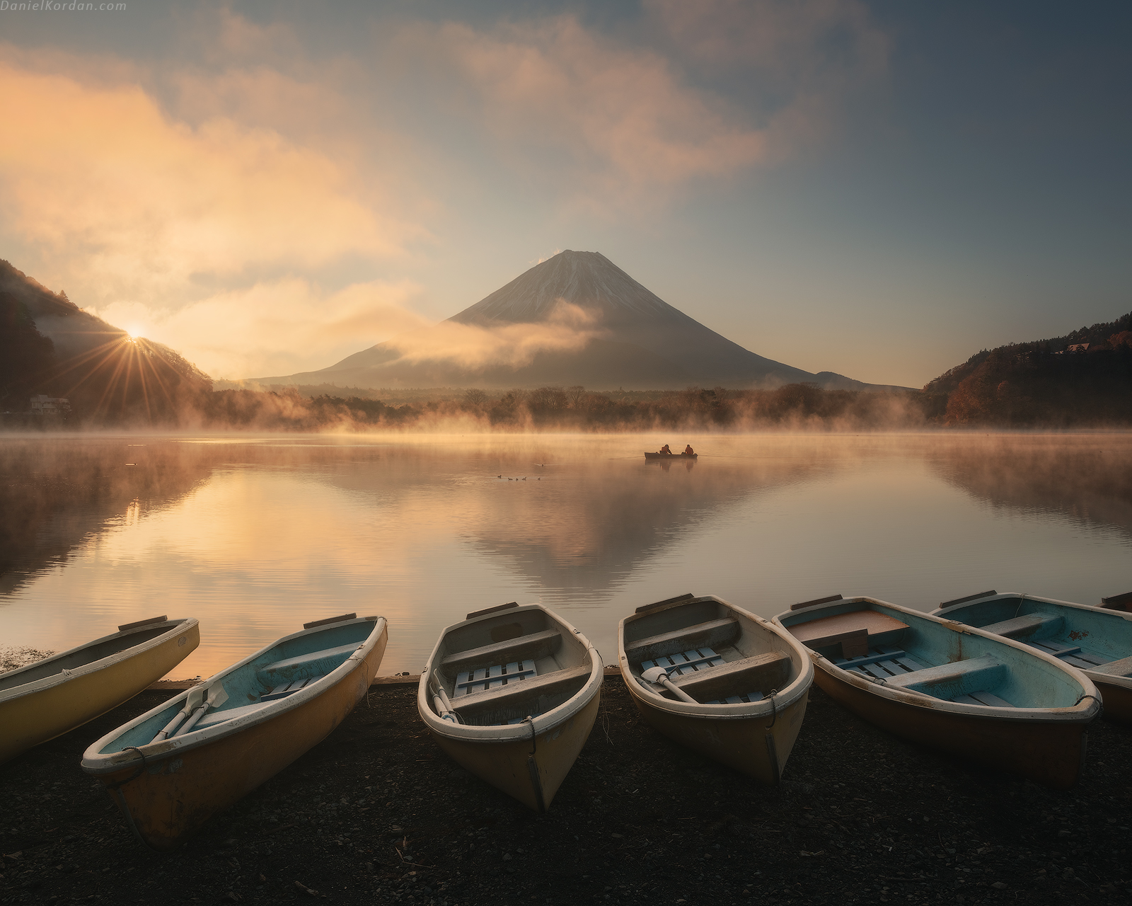 General 1600x1280 Daniel Kordan landscape sky mist mountains Mount Fuji Japan water lake boat sunrise sun rays morning horizon