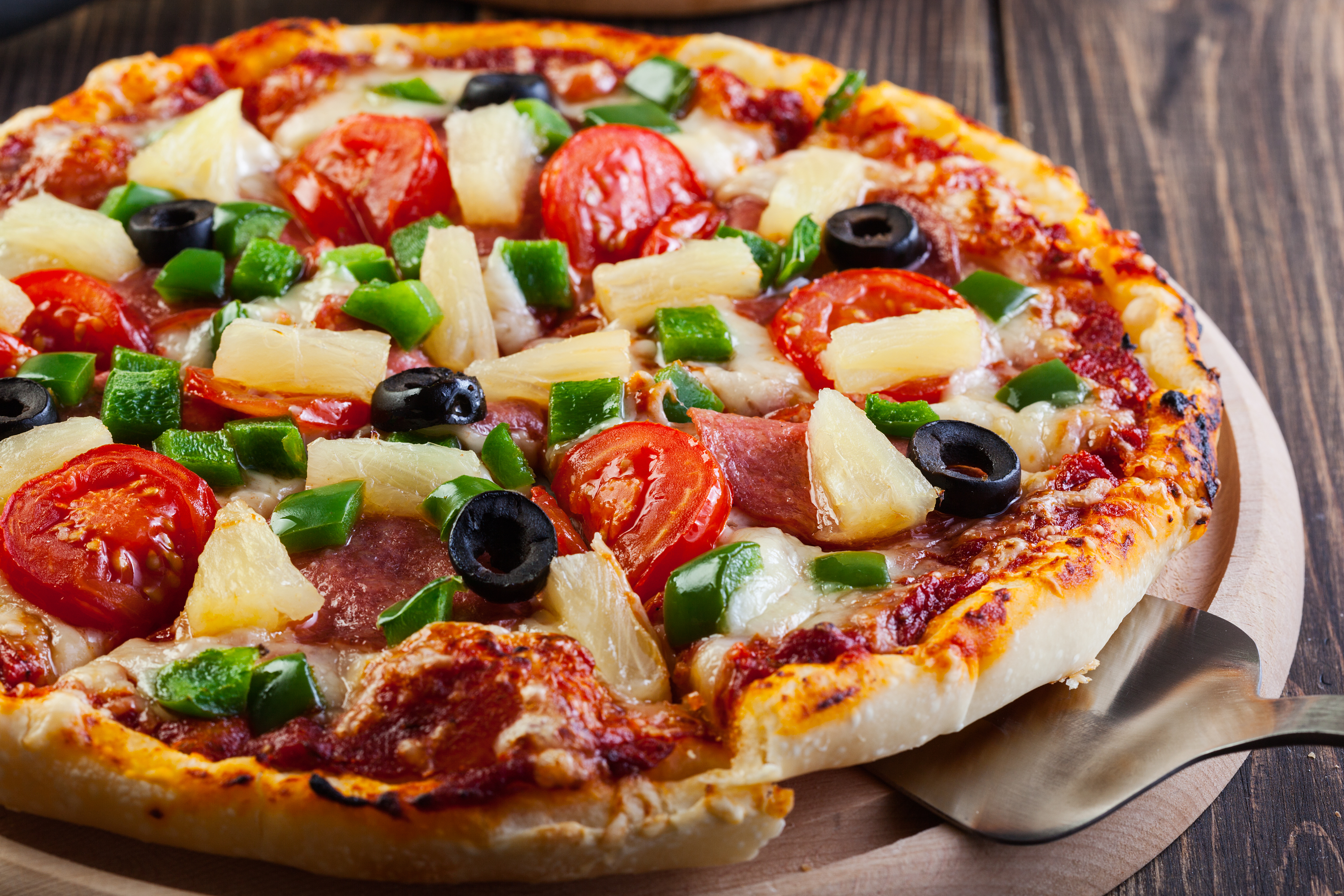 General 5600x3733 pizza pineapples tomatoes olives food pepperoni bell peppers cheese