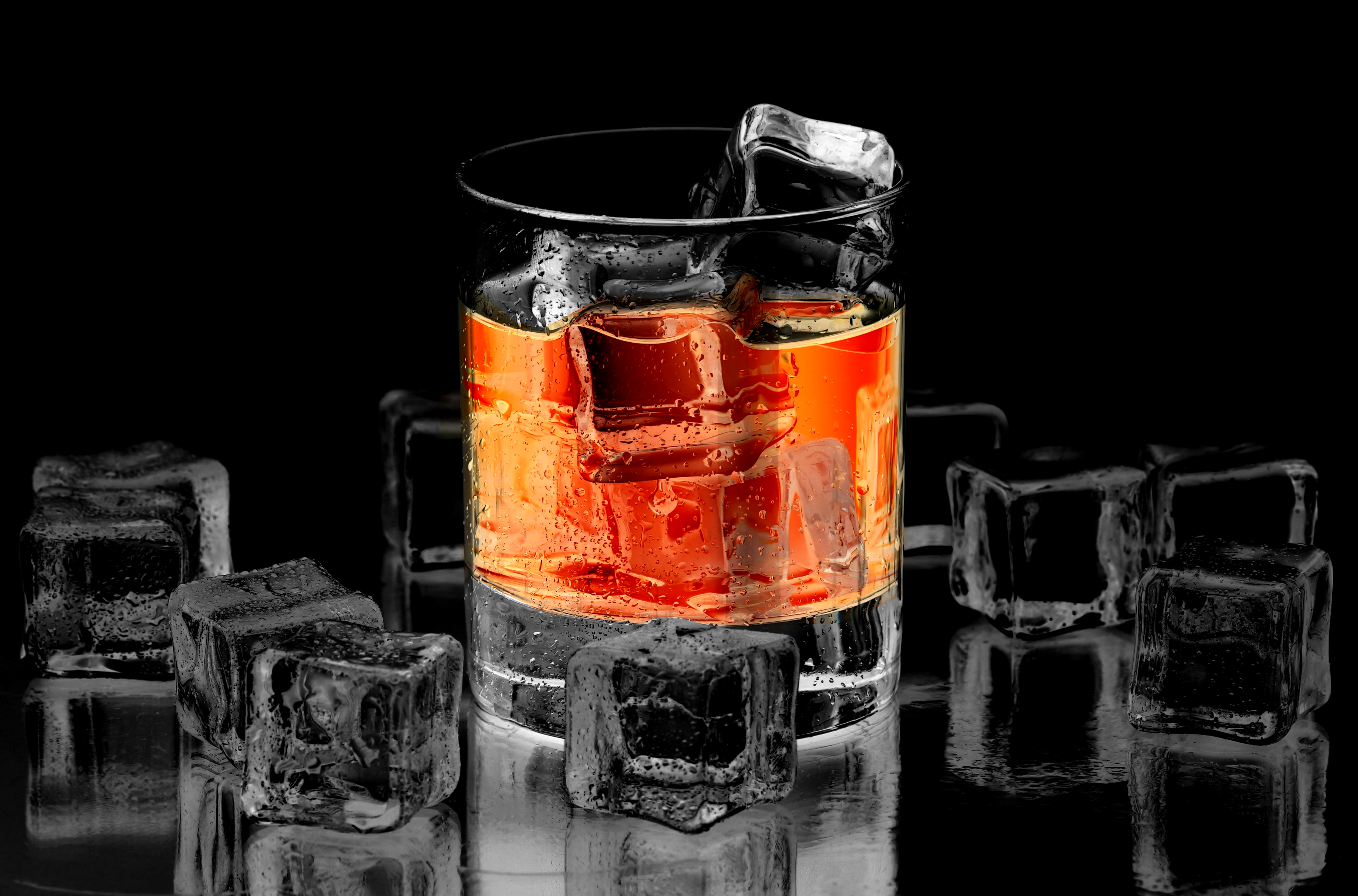 General 5028x3318 whiskey glass ice cubes red dark background