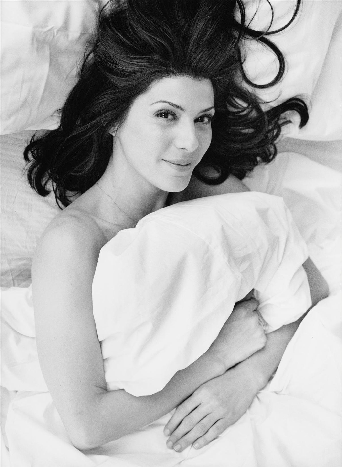 People 1400x1913 Marisa Tomei actress women monochrome smiling looking at viewer in bed pillow