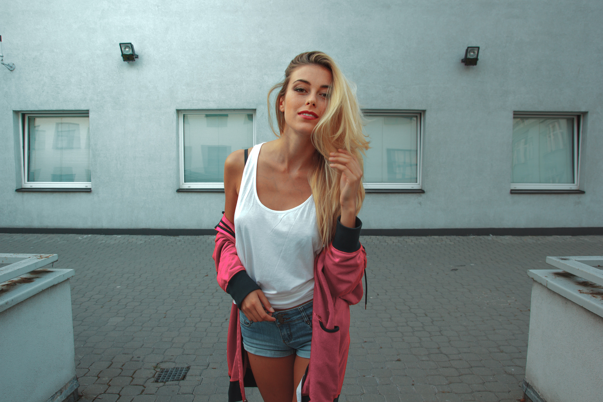 People 2048x1365 women blonde jean shorts sweater tanned portrait smiling red lipstick white tops