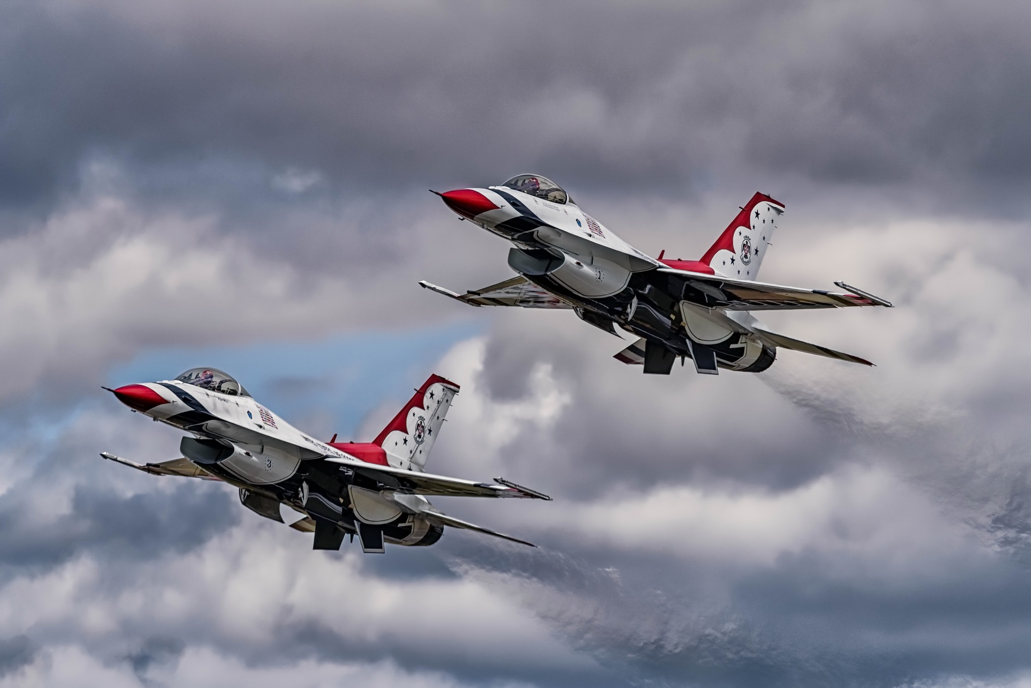 General 2048x1367 aircraft military aircraft General Dynamics F-16 Fighting Falcon thunderbirds US Air Force American aircraft clouds aerobatic team vehicle flying