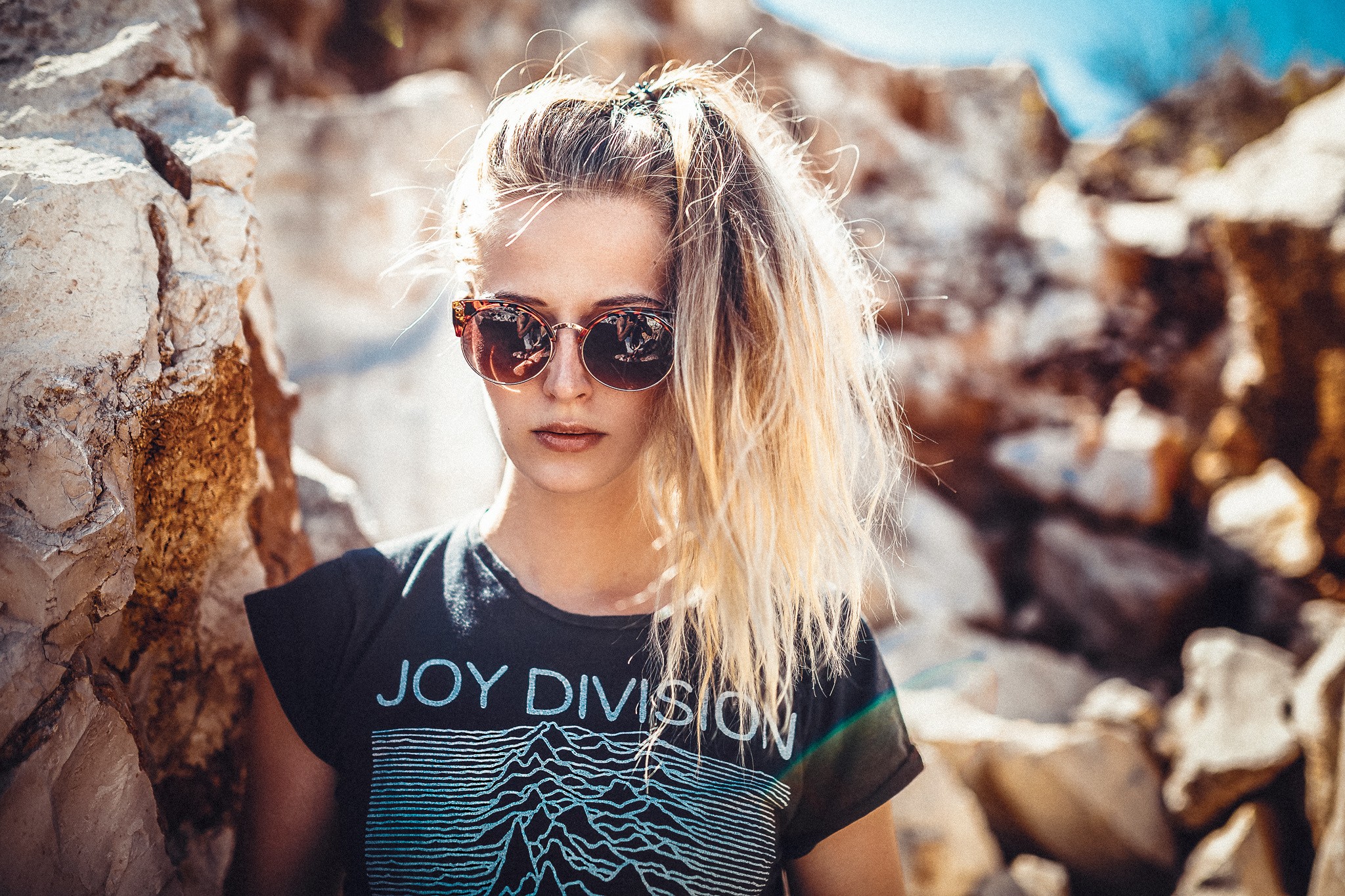 People 2048x1365 women Joy Division Lennart Bader Malou Chloé T-shirt women with shades sunglasses long hair women outdoors outdoors red lipstick