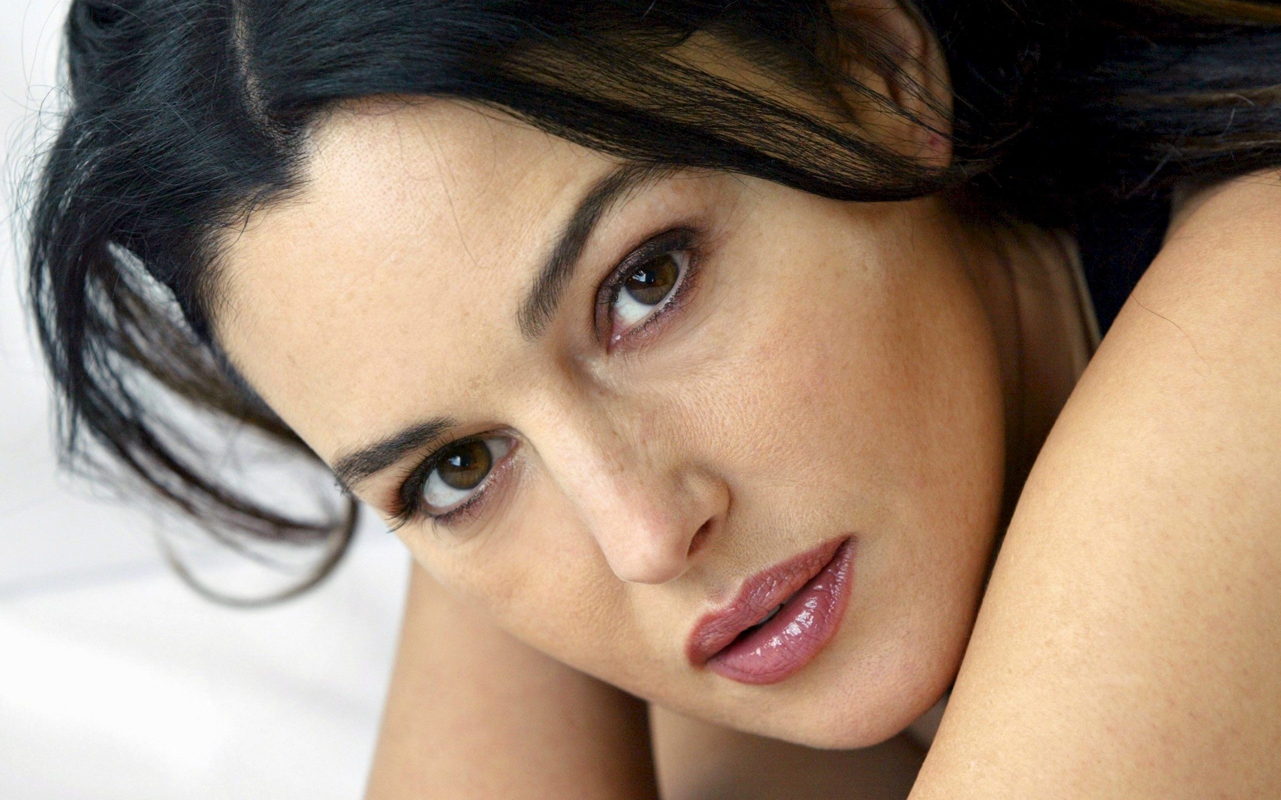 People 2560x1600 Monica Bellucci looking at viewer actress women
