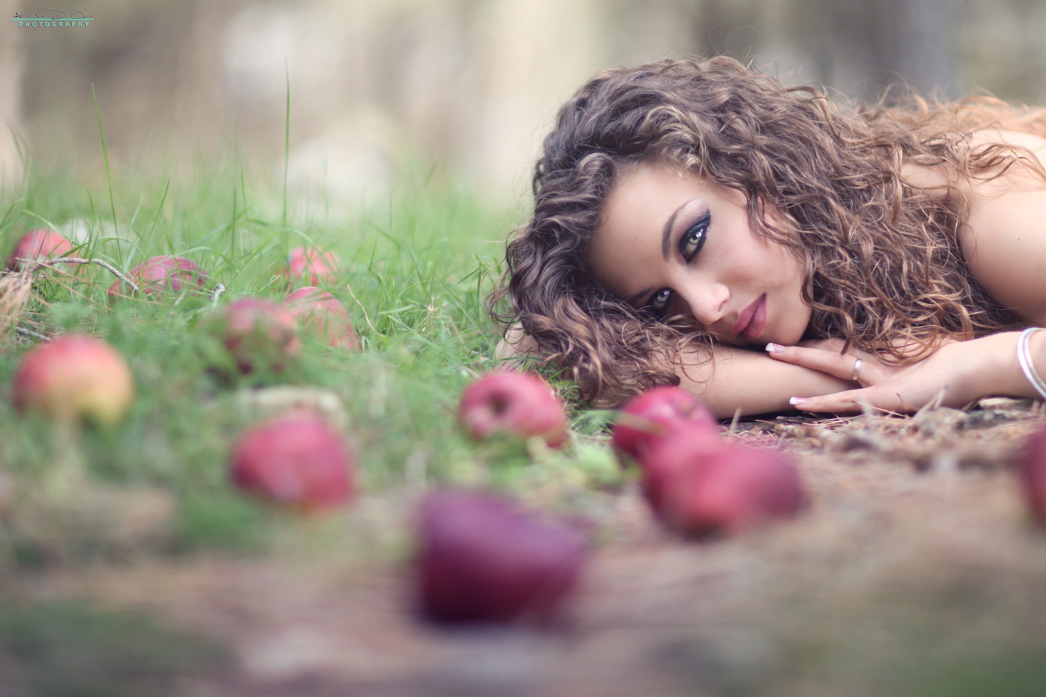 People 2048x1365 brunette model women eyeliner pink lipstick looking at viewer apples grass curly hair smoky eyes women outdoors rings lying on front outdoors makeup watermarked food fruit lying down Alessandro Di Cicco