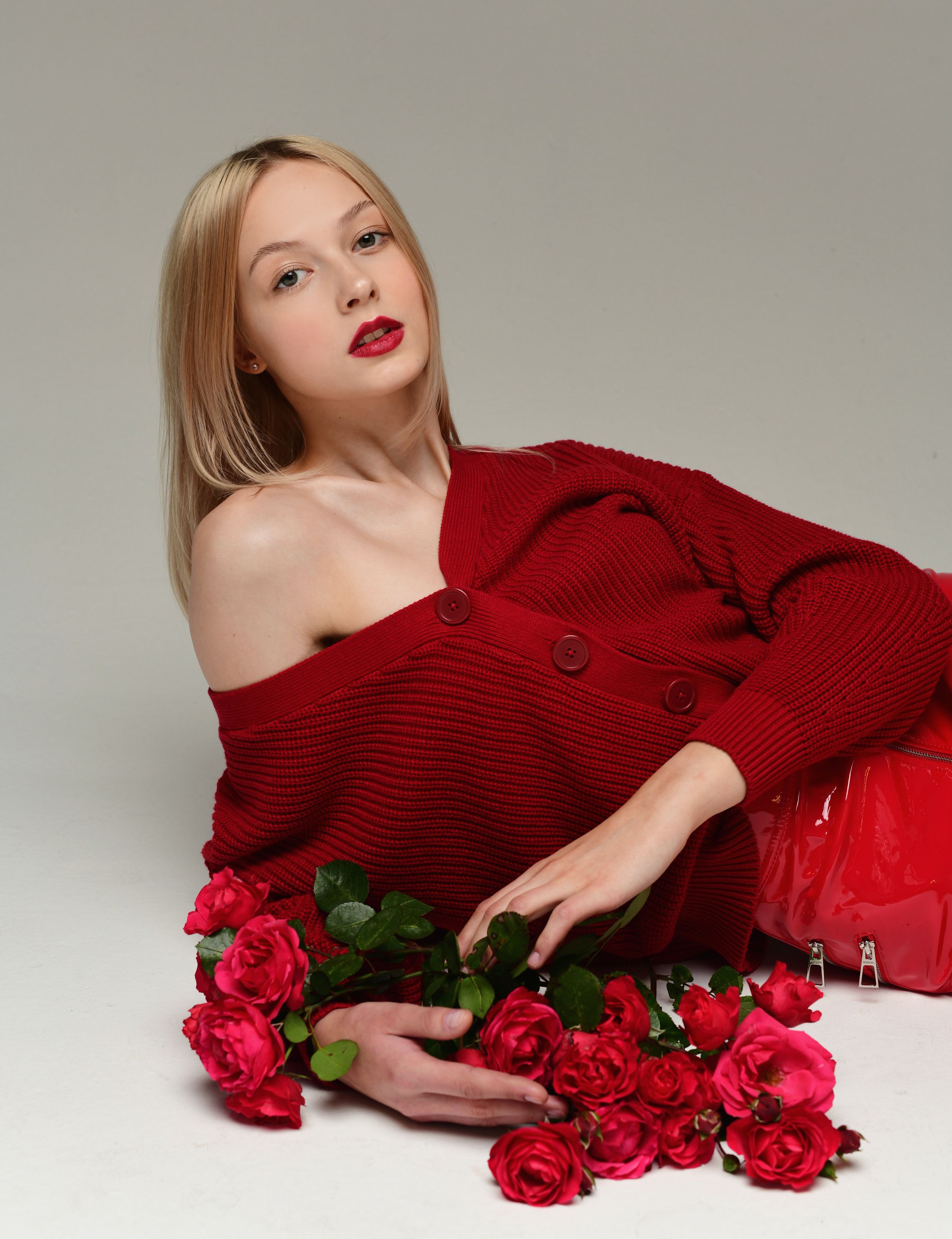 People 2752x3581 Bozhena Puchko women red clothing flowers red lipstick blonde simple background portrait display